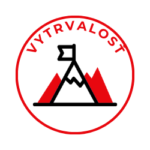 vytrvalosť Ikona vytrvalosti - symbol A na hore s červeným kruhom a nápisom PERSISTENCE. Vyjadruje schopnosť zdvihnúť sa, hľadať novú cestu a pokračovať napriek prekážkam.